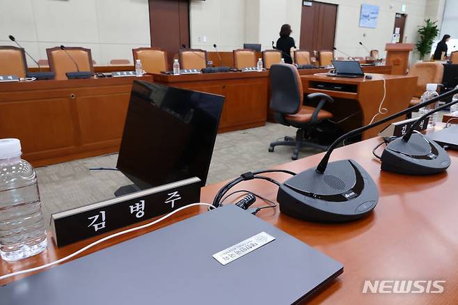 [서울=뉴시스] 조성우 기자 = 3일 오전 서울 여의도 국회에서 열릴 예정이던 국방위원회 전체회의가 취소된 가운데 여야 위원들의 자리가 비어 있다. 2024.07.03. xconfind@newsis.com