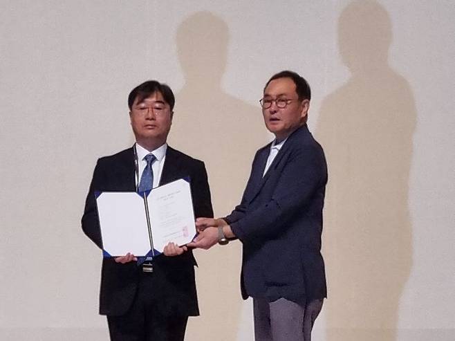 윤팔희 웨이버스 솔루션챌린지그룹 이사(왼쪽)가 3일 숭실대에서 열린 오픈 클라우드 플랫폼 써밋에서 맵픽-Gov에 대한 개방형 클라우드 플랫폼(K-PaaS) 호환성 인증서를 수여받았다. (사진=웨이버스) *재판매 및 DB 금지