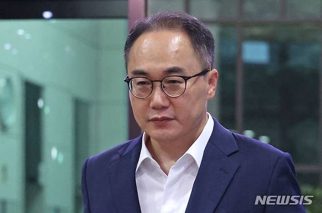 [서울=뉴시스] 김금보 기자 = 이원석 검찰총장이 지난 2일 서울 서초구 대검찰청에서 퇴근하고 있다. 이 총장은 이날 기자회견을 통해 더불어민주당의 이재명 전 대표 연루 사건 수사를 이끈 현직 검사 4명에 대한 탄핵소추안 발의 추진을 비판했다. 2024.07.02. kgb@newsis.com