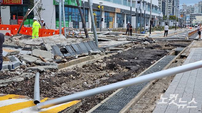 2022년 태풍 힌남노의 영향으로 심파게 파손된 부산 광안리해수욕장 인근 도로. 김혜민 기자