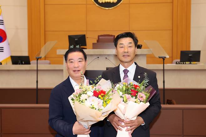 이재진 부의장, 김일만 의장(왼쪽부터). 포항시의회 제공