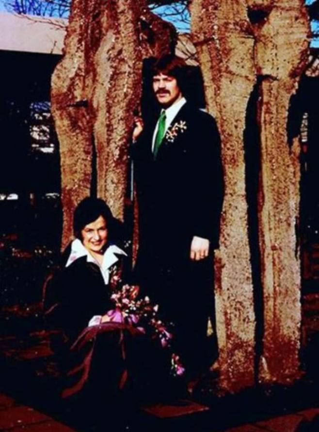 1975년 결혼식 날의 엘스와 얀 (사진=BBC 홈페이지 캡처)