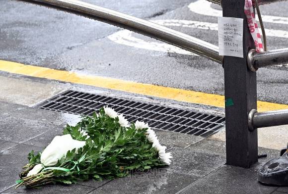 지난 1일 밤 승용차가 인도로 돌진해 9명이 사망하는 사고가 발생했다. 이번 사고로 9명이 사망하고 4명(중상 1명·경상 3명)이 다쳤다. 사망자 9명 중 6명은 현장에서 사망했으며, 3명은 병원 이송 도중 숨진 것으로 알려졌다. 사진은 2일 오전 서울 중구 서울시청 인근 교차로 사고현장에 희생자를 추모하는 조화가 놓여 있다. 2024.7.2 오장환 기자
