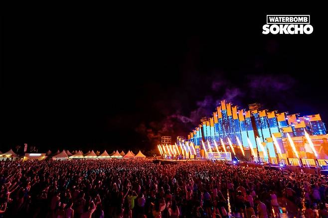 속초 인구 18%에 해당하는 1만5000여 명이 참여해 성황을 이룬 ‘워터밤 속초 2023’ 현장 . 사진제공|한화호텔앤드리조트