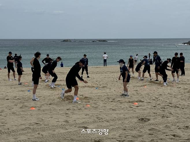 GS칼텍스 선수들이 3일 강원도 강릉 경포대 해수욕장에서 체력 훈련을 하고 있다. GS칼텍스 제공