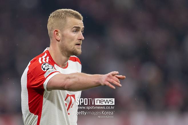 ▲ 마티아스 더리흐트가 맨체스터 유나이티드로 이적하는 계약이 가까워졌다. 더리흐트와 텐하흐 감독은 아약스 시절 함께한 인연이 있다. 아약스 유스 출신으로 2016년 아약스에 콜업된 더리흐트는 2017-18시즌 아약스 지휘봉을 잡은 텐하흐 감독을 만나게 됐다. 2018-19시즌 텐하흐 감독이 일으킨 UEFA 챔피언스리그 4강 돌풍엔 더리흐트가 핵심이었다. 이러한 활약으로 2019-20시즌을 앞두고 이적료 7500만 유로에 이탈리아 세리에A 유벤투스로 이적에 성공했다.