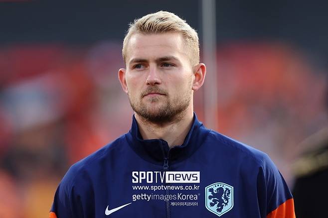 마티아스 더리흐트가 맨체스터 유나이티드로 이적하는 계약이 가까워졌다. 더리흐트와 텐하흐 감독은 아약스 시절 함께한 인연이 있다. 아약스 유스 출신으로 2016년 아약스에 콜업된 더리흐트는 2017-18시즌 아약스 지휘봉을 잡은 텐하흐 감독을 만나게 됐다. 2018-19시즌 텐하흐 감독이 일으킨 UEFA 챔피언스리그 4강 돌풍엔 더리흐트가 핵심이었다. 이러한 활약으로 2019-20시즌을 앞두고 이적료 7500만 유로에 이탈리아 세리에A 유벤투스로 이적에 성공했다.