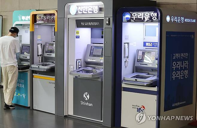 국내 주요 금융지주 2분기 실적 양호 (서울=연합뉴스) 이재희 기자 = 28일 금융정보업체 에프앤가이드에 따르면 증시에 상장된 4대 금융지주(KB·신한·하나·우리)의 2분기 순이익에 대한 시장 전망치는 4조6천418억 원에 달한다. 이는 지난해 2분기(4조3천765억원)보다 10% 가까이 증가한 수치다. 사진은 이날 서울의 한 건물에 설치된 은행 ATM기. 2024.6.28 scape@yna.co.kr