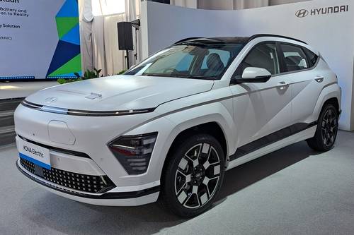 현대 디 올 뉴 코나 일렉트릭  (카라왕[인도네시아]=연합뉴스) 박의래 특파원 = 3일(현지시간) 인도네시아 카라왕 HLI그린파워 공장에 전시된 현대차 '디 올 뉴 코나 일렉트릭'. 인도네시아 현대차 공장에서 생산됐으며 현대차그룹과 LG에너지솔루션의 합작공장 'HLI그린파워'에서 생산된 배터리를 탑재했다. 2024.7.3. laecorp@yna.co.kr