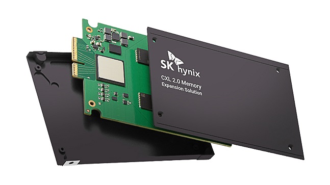 SK하이닉스가 2022년 공개한 DDR5 96GB CXL 2.0 메모리 샘플./사진=SK하이닉스 제공