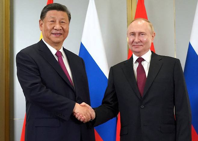 시진핑(왼쪽) 중국 국가주석과 블라디미르 푸틴 러시아 대통령이 지난 3일 카즈흐스탄 아스타나에서 만나 인사하고 있다. (사진=AFP)
