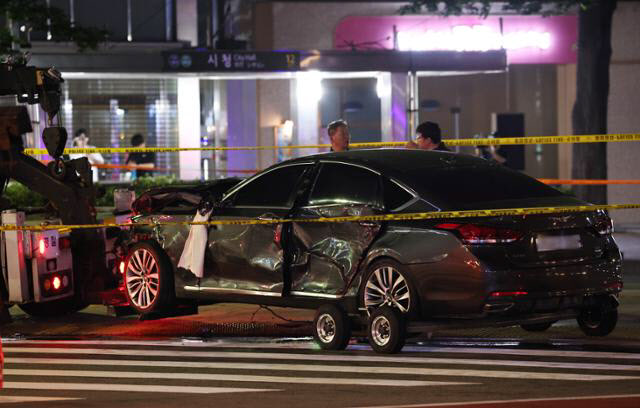 1일 밤 서울 시청역 인근 교차로에서 발생한 차량 돌진사고의 가해자 A씨가 몰던 제네시스 차량이 현장 한쪽에 보전돼 있다. (사진=뉴스1)