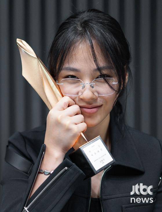 '제60회 백상예술대상'에서 영화 부문 여자 신인 연기상을 수상한 배우 김형서가 서울 마포구 상암동 JTBC에서 수상 인터뷰를 갖고 포즈를 취하고 있다. 박세완 엔터뉴스팀 기자 park.sewan@jtbc.co.kr (콘텐트비즈니스본부)