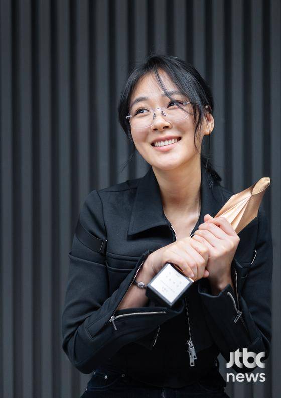 '제60회 백상예술대상'에서 영화 부문 여자 신인 연기상을 수상한 배우 김형서가 서울 마포구 상암동 JTBC에서 수상 인터뷰를 갖고 포즈를 취하고 있다. 박세완 엔터뉴스팀 기자 park.sewan@jtbc.co.kr (콘텐트비즈니스본부)