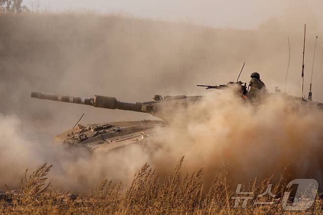 24일 (현지시간) 팔레스타인 무장 정파와 전쟁 중인 이스라엘 탱크가 가자 지구 국경 인근에서 작전을 수행하고 있다. 2024.06.26 ⓒ 로이터=뉴스1 ⓒ News1 우동명 기자