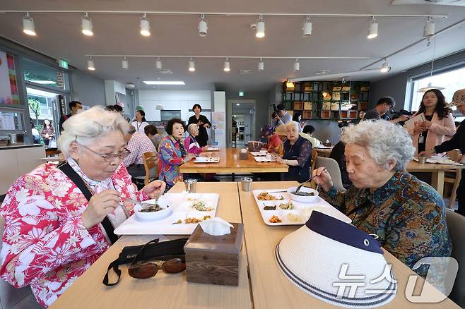 더불어민주당이 22대 총선 공약인 '주 5일 경로당 급식' 시행을 위해 노인복지법 개정안을 발의했다. (사진은 기사 내용과 무관함) /뉴스1 ⓒ News1 신웅수 기자