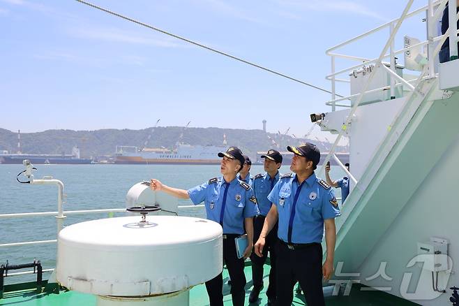 울산해양경찰서가 울산항을 비롯한 관내 해상치안 현장 점검했다.(울산해경 제공)
