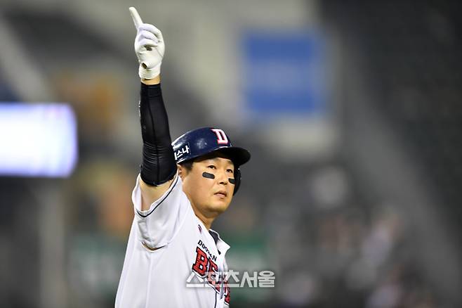 두산 양의지가 3일 잠실구장에서 열린 2024 KBO리그 롯데전에서 8회말 우월 만루포를 터뜨린 후 세리머니를 하고 있다. 사진 | 스포츠서울DB