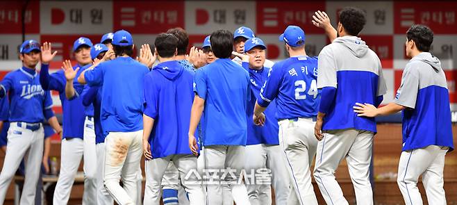 박진만 감독(가운데)과 삼성 선수들. 사진 | 스포츠서울DB