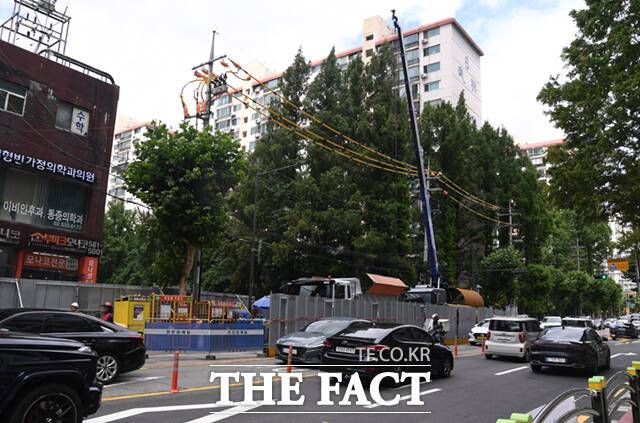 강남역 인근 서운로 일대에서 침수피해 방지를 위한 하수암거 신설공사가 진행되고 있다. 안내문에는 공사가 올해 12월까지 진행될 것으로 적혀있다.