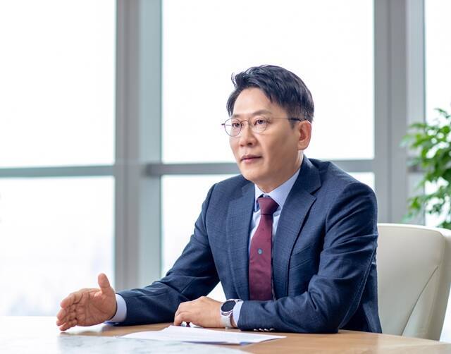 LG에너지솔루션 CEO인 김동명 사장이 4일 오전 구성원들에게 '자만심을 버리고 겸손한 자세로 도전과 혁신의 DNA를 되살립시다'라는 제목의 메시지를 전달했다. /LG에너지솔루션