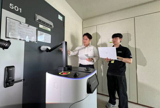 로보티즈 실내 자율주행 로봇 '개미'가 물품을 싣고 배송지에 도착해 노크하고 있다. (사진=지디넷코리아 신영빈 기자)