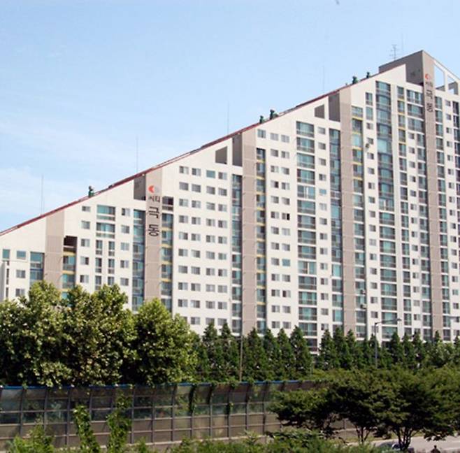 풍납토성의 경관훼손을 막기 위해 세모모양 또는 미끄럼틀 모양으로 지어진 씨티극동아파트