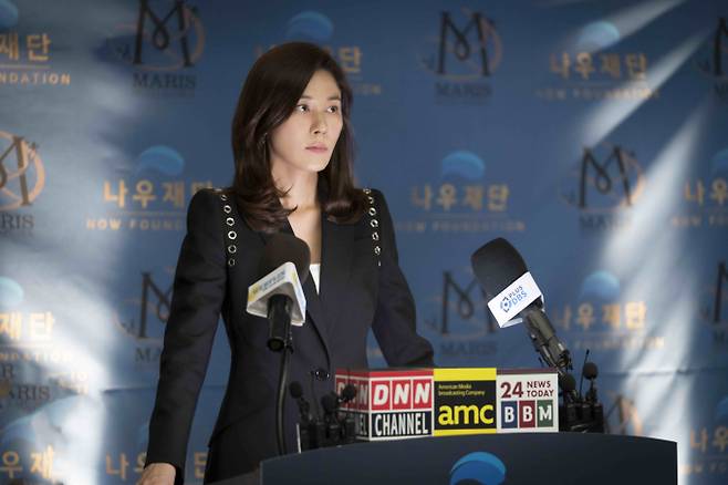 ‘화인가 스캔들’ 정지훈, 총격 테러 현장서 김하늘 구했다... 1·2화 공개 디즈니+