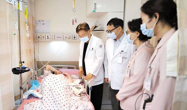 3일 서울 양천구 서울시립 서남병원에서 의료진이 회진하는 모습. 왼쪽부터 조영규 공공의료본부장, 표창해 원장, 이재순 간호부장, 최명원 간호파트장. /장련성 기자