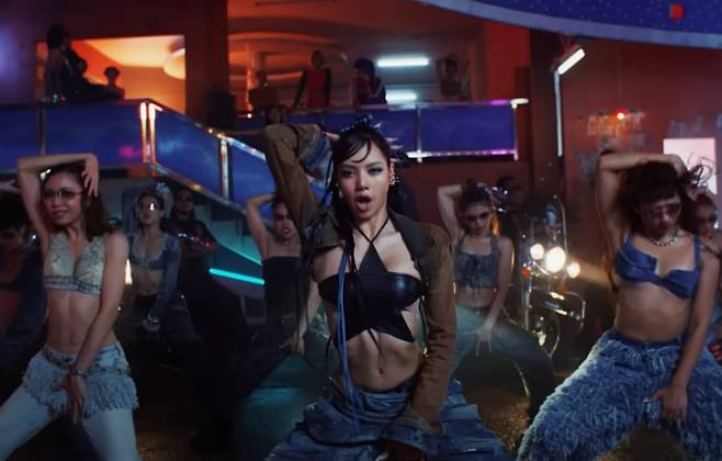 /리사의 신곡 '록스타' 뮤직비디오.