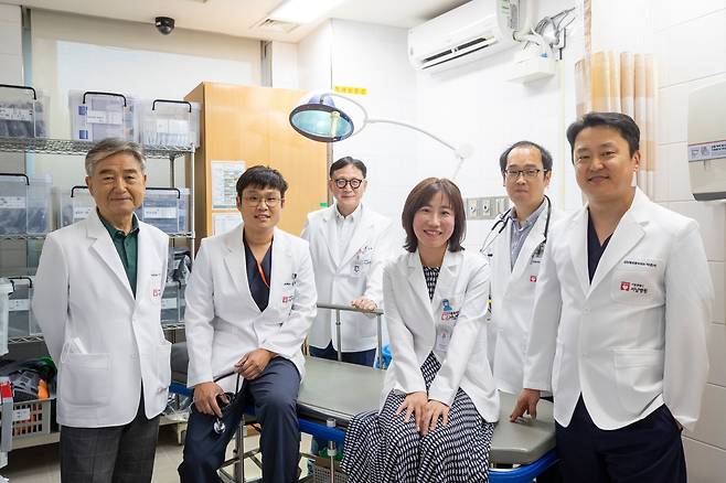 2일 서울 양천구 서울시립 서남병원 응급실에 모인 ‘신입’ 의사들. 왼쪽부터 전병두 이비인후과 과장, 신용호 응급의학과 과장, 표창해 서남병원장, 손민정 신장내과 과장, 이용대 감염내과 과장, 박준석 심장혈관흉부외과 과장. 올 들어 이 병원에는 이들을 포함해 14명이 새로 입사했다. 한꺼번에 이렇게 많은 의사가 합류한 것은 2011년 개원 이후 처음이다. /김지호 기자