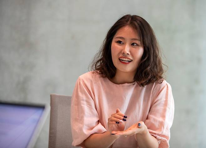 2024년 7월 1일 서울 용산구 아모레퍼시픽 본사. 아모레퍼시픽 방문판매원 김금비씨가 비즈와 인터뷰하고 있다. /김지호 기자