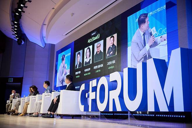 전화성(맨 왼쪽) 씨엔티테크 대표가 4일 오후 열린 C-포럼에서 SaaS 산업에 대한 전망을 이야기하고 있다. 세션에는 황병선 빅뱅엔젤스 대표, 이지애 KB인베스트먼트 상무, 최영현 스쿼드엑스 공동대표, 고준용 시큐어링크 대표가 참석했다. /조선비즈