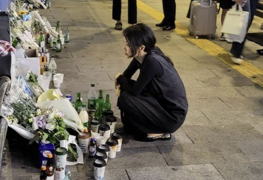 김건희 여사가 3일 저녁 서울 시청역 역주행 사고 현장에 방문한해 희생자들을 추모하는 모습. 인터넷 커뮤니티 갈무리