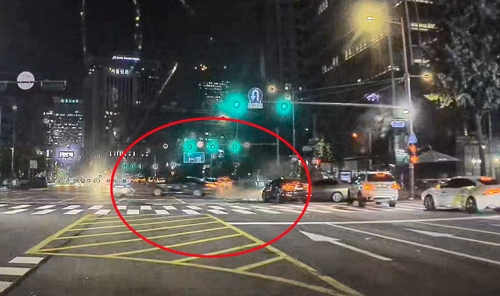 지난 1일 밤 대형 교통사고가 발생한 서울 시청역 인근 교차로에서 대기 중이던 차량 블랙박스에 기록된 사고 상황.ⓒ연합뉴스