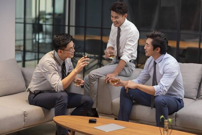 흡연자는 비흡연자보다 외향적인 성격이라는 연구결과가 나왔다. 게티이미지뱅크 제공