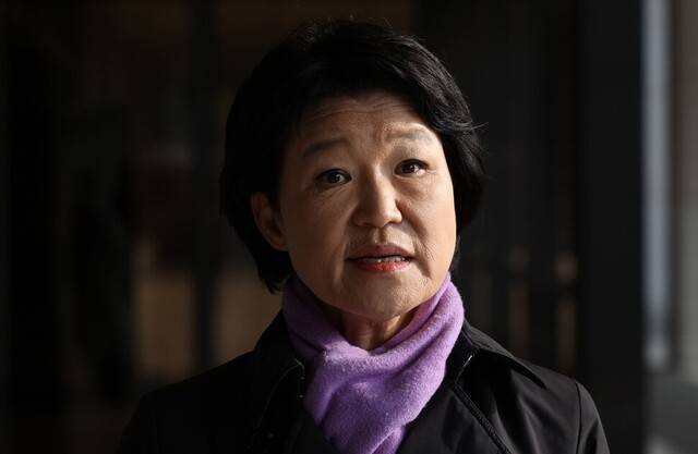 2021년 1월4일 오전 서초구 서울중앙지방검찰청 현관 앞에서 이진숙 전 대전 MBC 사장이 코로나19 확산 초기에 중국인 입국을 차단하지 않았다는 등의 이유로 문재인 대통령을 직무유기 혐의 고발하며 기자회견을 하고 있다. 윤 대통령은 2024년 7월4일 이 전 사장을 신임 방송통신위원장 후보자로 지명했다. 연합뉴스