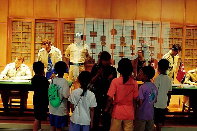 대체수업으로 기념관을 찾은 학생들 모습. 김보근 선임기자