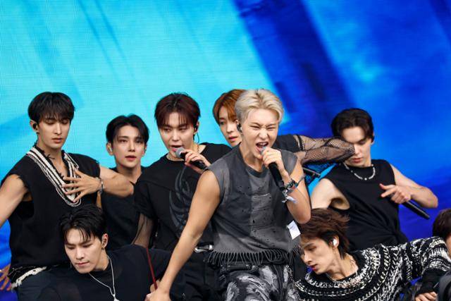 그룹 세븐틴이 지난달 28일 영국 유명 음악 축제인 글래스톤베리 페스티벌에서 노래하고 있다. K팝 아이돌그룹이 이 축제 메인 무대에 올라 공연하기는 처음이다. AP 연합뉴스