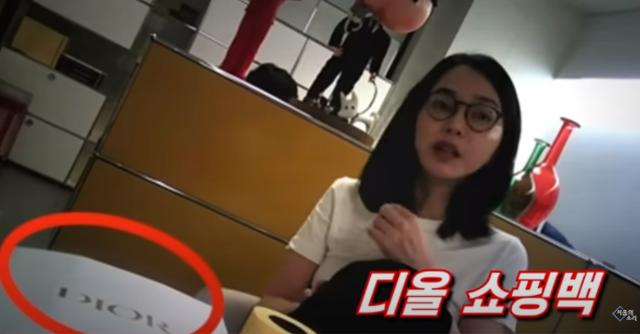 서울의소리가 공개한 영상에 김건희 여사가 서울 서초구 코바나컨텐츠 사무실에서 최재영 목사로부터 받은 명품백이 든 쇼핑백이 테이블 위에 올려져 있다. 서울의소리 유튜브 캡처