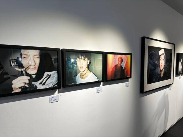 재민이 직접 찍은 엔시티 드림 멤버들의 모습. 재민은 음성 도슨트를 통해 각 사진의 비하인드를 전하며 관람 몰입도를 높였다. 홍혜민 기자 hhm@hankookilbo.com