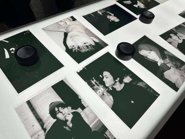 멤버들의 모습을 담은 사진을 보다 가까이 관람할 수 있었던 공간. 홍혜민 기자 hhm@hankookilbo.com