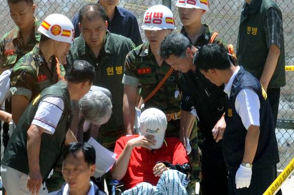 해병대 2사단 총기사건 현장검증이 실시된 지난 2011년 7월 19일 인천광역시 강화군 길상면 선두리 해병대 소초에서 동료에게 총을 쏜 김모 상병이 현장검증을 하기 위해 막사 안으로 들어서고 있다. [사진=뉴시스]