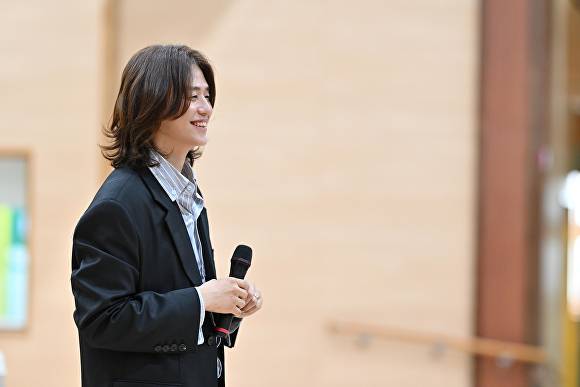 가수겸 시인 이솔로몬이 특강을 하고 있다. [사진=대구시교육청]