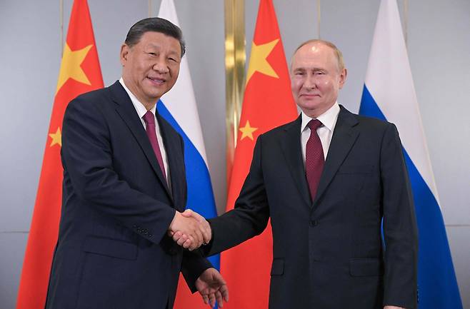 블라디미르 푸틴 러시아 대통령(왼쪽)이 3일(현지시간) 아스타나에서 열린 상하이협력기구(SCO) 회원국 정상회의에서 시진핑 중국 국가주석과 만나고 있다. AFP=연합뉴스