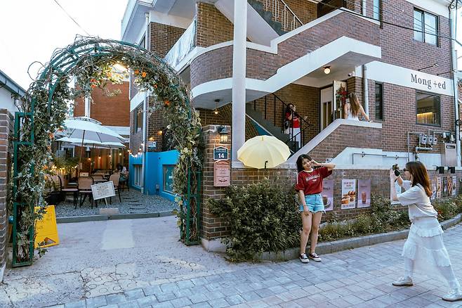 수원 행궁동의 카페 몽테드. tvN 드라마 '선재 업고 튀어'에서 솔의 집으로 등장했던 장소다. 주요 촬영지를 찾아다니며 '선재순례'를 즐기는 이들 사이에서 필수 코스로 꼽히는 장소다. 드라마의 글로벌 인기를 증명하듯 외국인 관광객도 많이 찾고 있다. 백종현 기자