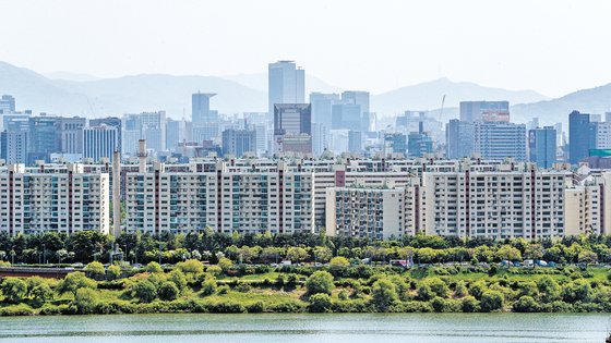 서울 성동구 응봉산에서 바라본 압구정동 현대아파트 단지와 강남 일대 모습. 뉴스1