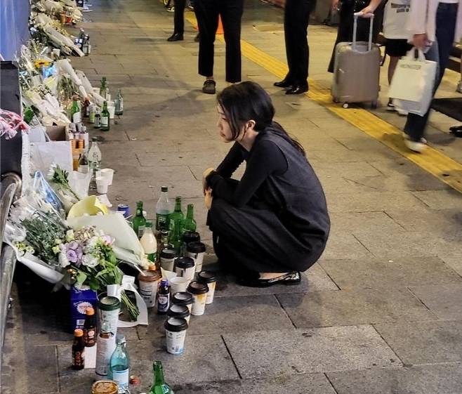 ▲ 시청역 교통사고 현장을 찾아 조문한 김건희 여사 [온라인 커뮤니티]&nbsp;