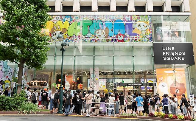 일본 팬들이 지난 2일 일본 도쿄 시부야에 문을 연 '라인프렌즈 스퀘어 시부야'에 입장하기 위해 줄을 서고 있다. 사진=IPX 제공