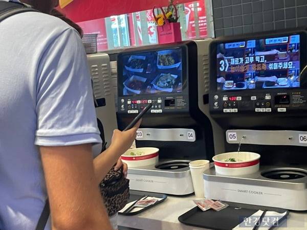 라면 조리 체험을 즐기고 있는 외국인들. 사진=김세린 기자